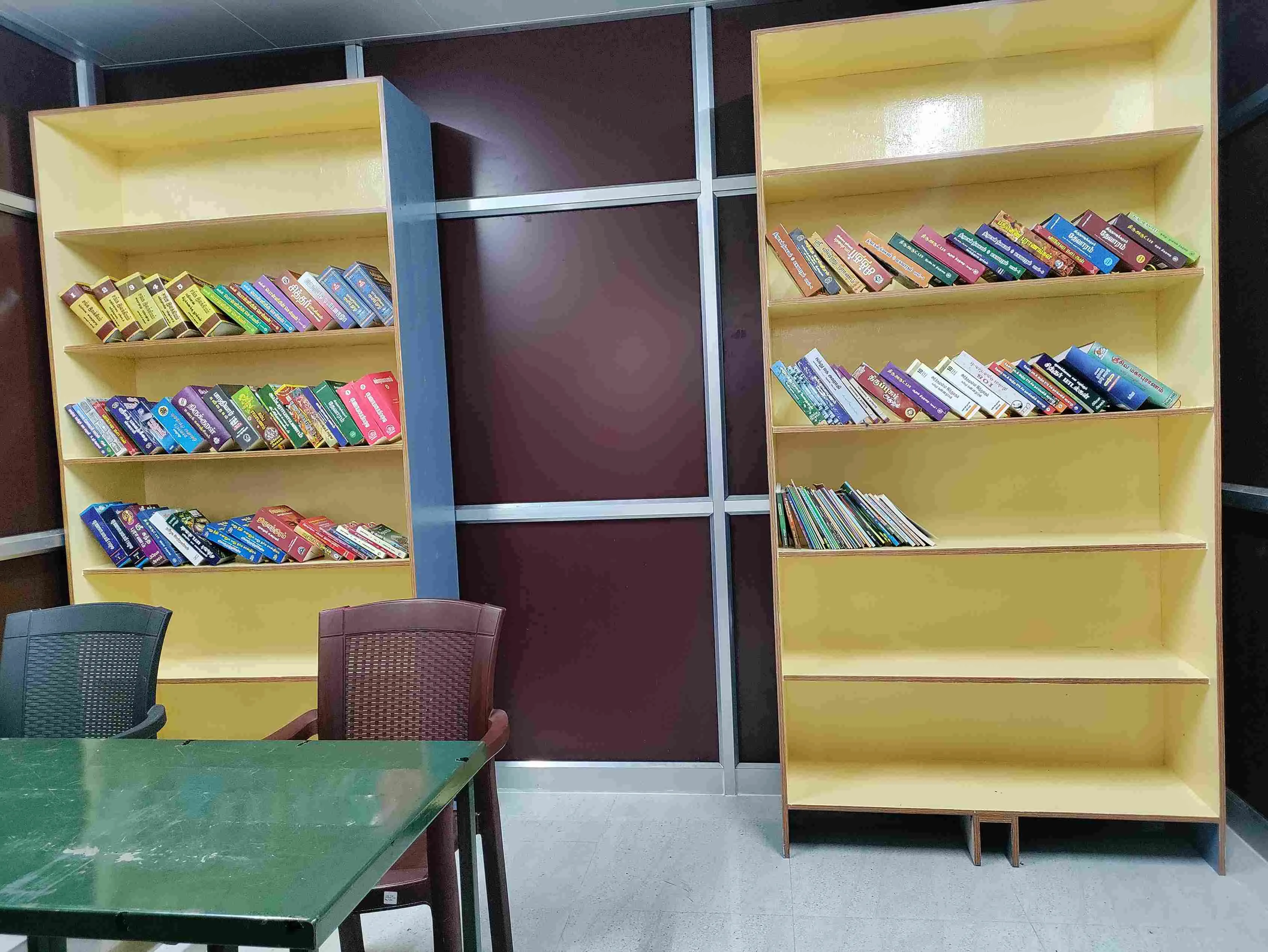 சமய நூலகம் திருக்கோயில் வெளிப்பிரகாரம் இராஜகோபுரத்திற்கு இரண்டாம் கோபுரத்திற்கும் இடையில் உள்ள நடவான மண்டபத்தில் சமய நூலகம் அமைக்கப்பட்டுள்ளது.