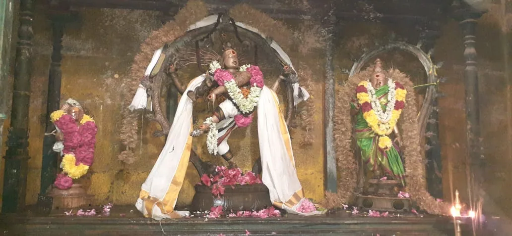 சித்திரை திருவோணம் நடராஜர் அபிஷேக அலங்காரம் சித்திரை மாதம் திருவோண நட்சத்திரம் சிவகாமி அம்பாள் சமேத நடராஜப்பெருமானுக்கு சிறப்பு அபிஷேகமும் அதனைத் தொடர்ந்து அலங்காரமும்