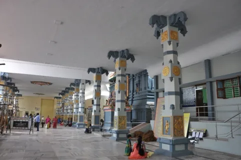 அருள்மிகு காமாட்சி அம்மன் திருக்கோயில் வெளிப்பிரகார மண்டபம் அருள்மிகு காமாட்சி அம்மன் திருக்கோயிலின் வெளிப்பிரகார மண்டபத்தின் அழகிய தோற்றம்.