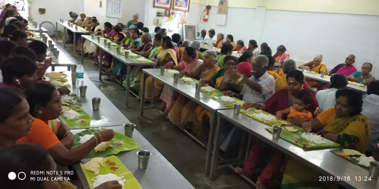 அருள்மிகு காமாட்சி அம்மன் திருக்கோயில் அன்னதானம் அருள்மிகு காமாட்சி அம்மன் திருக்கோயிலில்   அன்னதானம் திங்கள், புதன், வியாழன் மற்றும்   சனிக்கிழமைகளில் 100 நபர்களுக்கும் 
ஞாயிறு , செவ்வாய் மற்றும்  வெள்ளிக்கிழமைகளில் 200 நபர்களுக்கும் 
நண்பகல் 12.30 மணி அளவில் நடைபெற்றுவருகிறது.
தினம் 100 நபர்களுக்கு ரூ.2500/- 
வருடத்திற்கு   நாள்     ஒன்றுக்கு   ரூ.30000/-