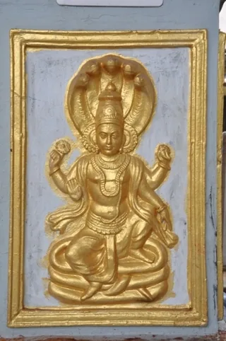 தூண்களில்  அழகிய  வேலைப்பாடு அருள்மிகு காமாட்சி அம்மன் திருக்கோயில் வெளிப்பிரகார மண்டபத்தில் உள்ள தூண்களில்  அழகிய  வேலைப்பாடு.