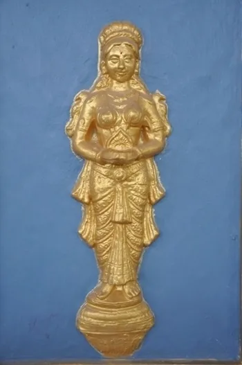 தூண்களில் கண்ணைக்  கவரும்  சிலை அருள்மிகு காமாட்சி அம்மன் திருக்கோயிலில் காணப்படும் தூண்களில் கண்ணைக்  கவரும் சிலைகள் வடிவமைக்கப்பட்டுள்ளது திருக்கோயிலுக்கு வரும் பக்தர்களின் மனதிற்கு அமைதியை தருகிறது.