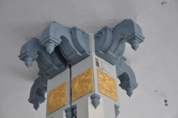 பிரகார  மண்டபத்தின்  மேற்கூரையை   தூண்கள்  தொடும்  பகுதியின்  தோற்றம் அருள்மிகு காமாட்சி அம்மன் திருக்கோயிலின்  பிரகார  மண்டபத்தின்  மேற்கூரையை   தூண்கள்  தொடும்  பகுதியின்  தோற்றம்.