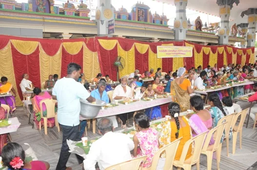 சுதந்திர தின விழா சுதந்திர தின விழா தினத்தில் பக்தர்கள் பொது விருந்தில் கலந்துகொண்டு உணவருந்தியபோது