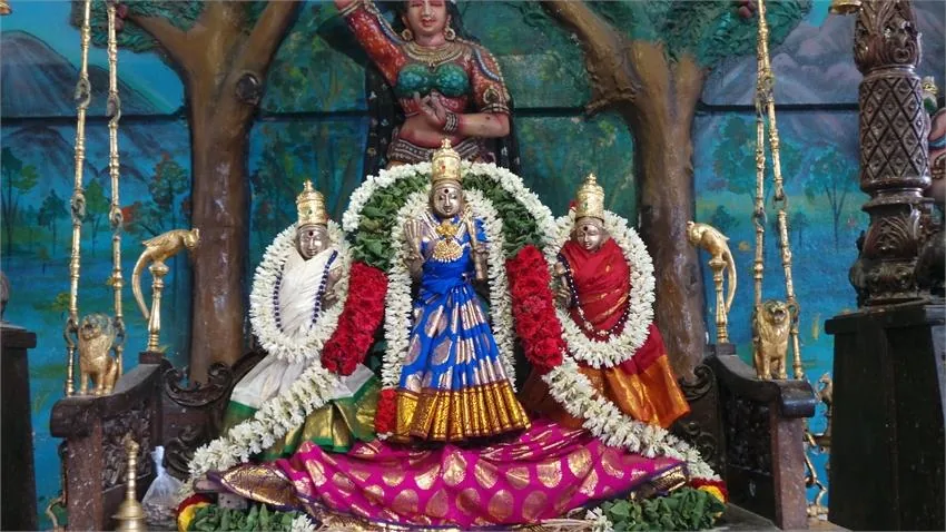 மாங்காடு  அம்மன்  ஊஞ்சல்  சேவை மாங்காடு  அம்மன்  ஊஞ்சல்  சேவை