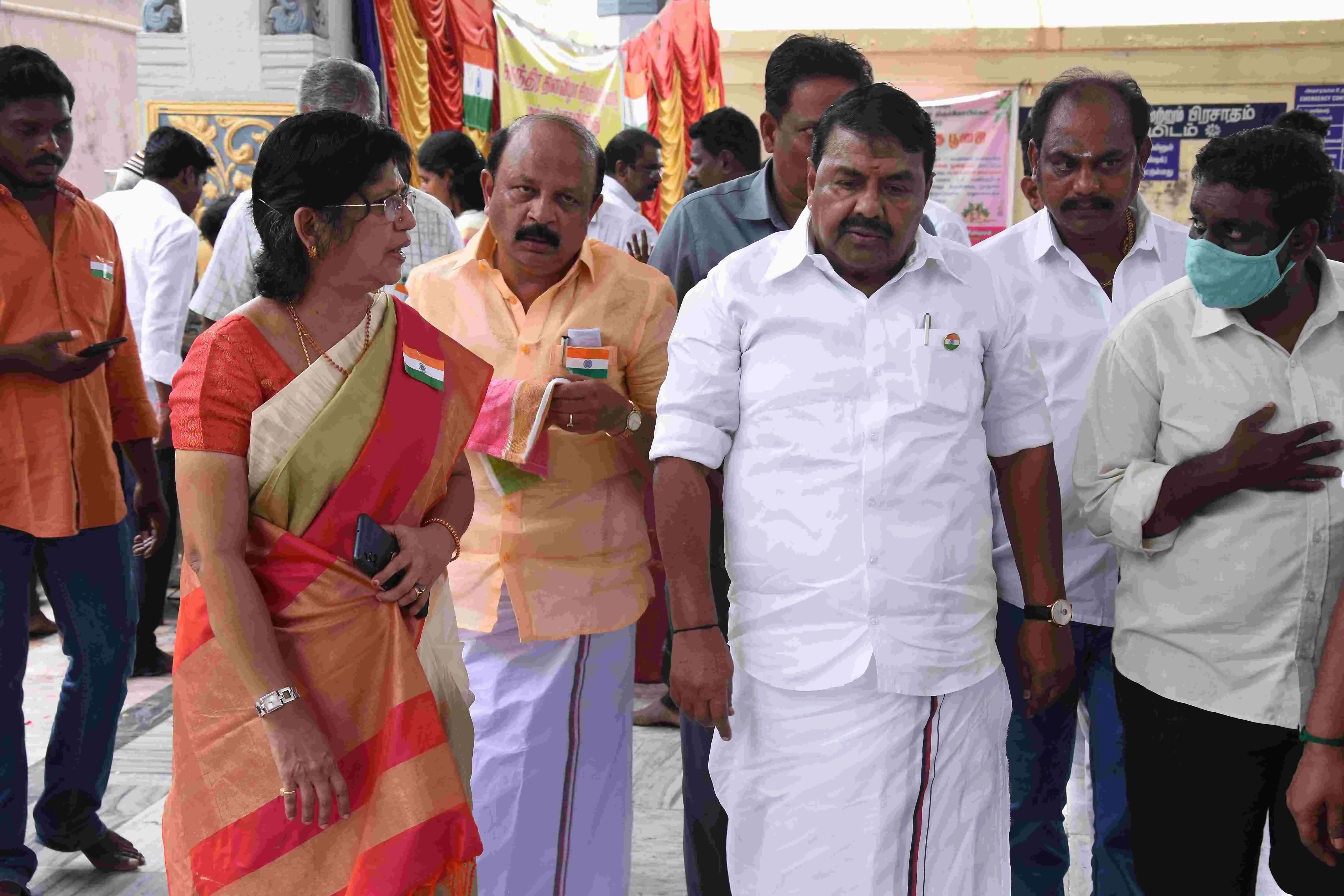 ஆகஸ்டு 15 - சுதந்திர தினவிழா மற்றும் பொது விருந்து நிகழ்ச்சி தமிழ்நாடு அரசு, பிற்படுத்தப்பட்டோர் நலத்துறை அமைச்சர் மாண்புமிகு திரு.ஆர்.எஸ்.ராஜகண்ணப்பன் அவர்கள் தலைமையில் ஆகஸ்டு 15 - சுதந்திர தினவிழா மற்றும் பொது விருந்து நிகழ்ச்சியும்  ஏழை எளியோர் மற்றும் முதியோர்களுக்கு பருத்திப்புடவைகள் மற்றும் வேட்டிகள் வழங்கப்பட்டது.