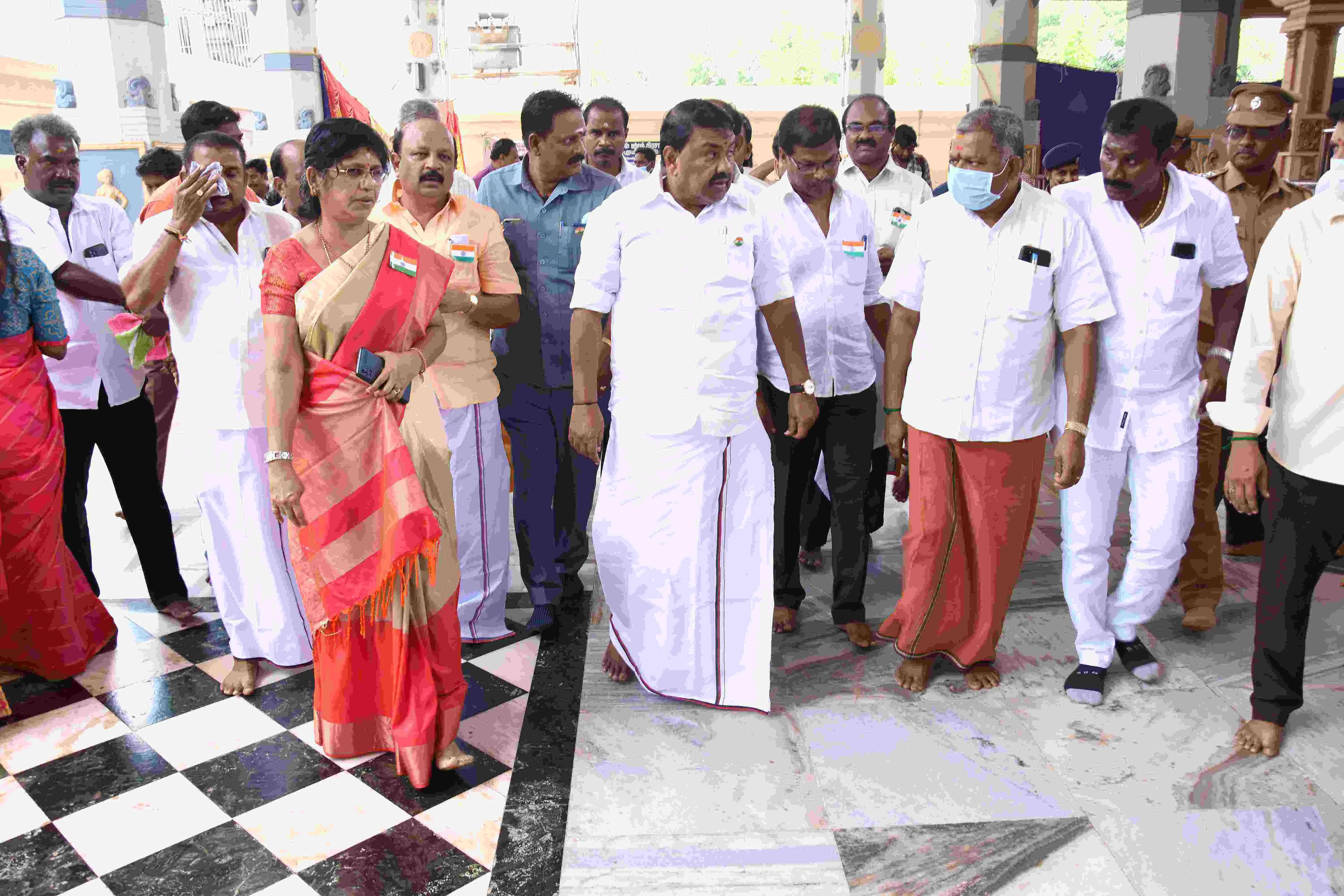 ஆகஸ்டு 15 - சுதந்திர தினவிழா மற்றும் பொது விருந்து நிகழ்ச்சி தமிழ்நாடு அரசு, பிற்படுத்தப்பட்டோர் நலத்துறை அமைச்சர் மாண்புமிகு திரு.ஆர்.எஸ்.ராஜகண்ணப்பன் அவர்கள் தலைமையில் ஆகஸ்டு 15 - சுதந்திர தினவிழா மற்றும் பொது விருந்து நிகழ்ச்சியும்  ஏழை எளியோர் மற்றும் முதியோர்களுக்கு பருத்திப்புடவைகள் மற்றும் வேட்டிகள் வழங்கப்பட்டது.