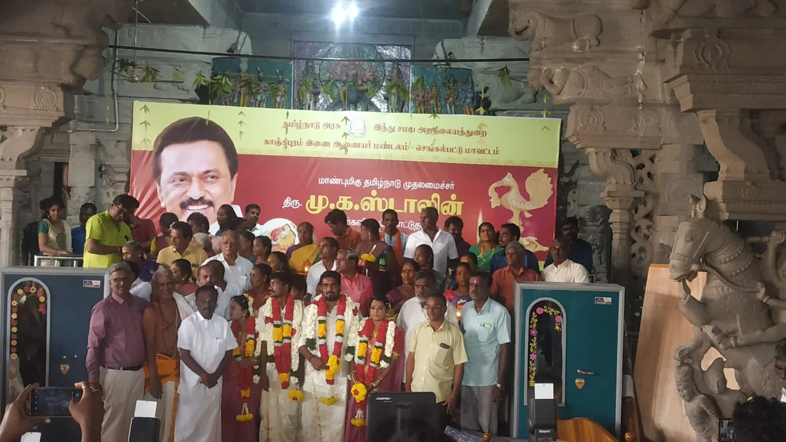 திருக்கோயில்களில் இலவச திருமணங்கள் சட்டமன்ற அறிவிப்பு 14 திருக்கோவில்களில் இலவச திருமணம் நடத்துதல் திட்டப்படி திருக்கோயில் நிதியில் இந்து சமய அறநிலையத்துறை காஞ்சிபுரம் இணை ஆணையர் மண்டலத்தின் சார்பாகசெங்கல்பட்டு மாவட்டம் திருப்போரூர் அருள்மிகு கந்தசுவாமி திருக்கோயிலில் 23. 2.2023 அன்று அரசு சார்பில் திருமணம் செய்து கொள்ள விருப்பம் தெரிவித்த தகுதி உள்ள இரண்டு இணைகளுக்கு (ஆ. வினோத் பாலவாக்கம்-மா. திவ்யா இந்திரா நகர், ரா. அருண்குமார் பெரும்பாக்கம்மு. சந்தியா பாலவாக்கம்)இன்று செங்கல்பட்டு உதவி ஆணையர் தலைமையில் திருப்போரூர்பேரூராட்சி மன்ற உறுப்பினர்கள் மற்றும் மணமக்கள் பெற்றோர் உறவினர்கள் பொதுமக்கள் முன்னிலையில் இன்று காலை7.30 மணிக்கு மேல் 9.00 மணிக்குள் திருக்கோயில் வழக்கப்படி சிறப்பாக திருமணங்கள் நடைபெற்றது அரசு அறிவிப்பில் தெரிவித்தபடி திருக்கோயில் சார்பாக ரூபாய் 50,000 மதிப்புள்ள சீர் வரிசைகள் மணமக்களுக்கு வழங்கப்பட்டது மணமக்கள், உறவினர்கள், சிறப்பு அழைப்பாளர்கள் அனைவருக்கும் திருக்கோயில் சார்பாக திருமண விருந்து வழங்கி விழா சிறப்பாகநிறைவுற்றது என்ற விவரம் பணிவுடன் தெரிவித்துக் கொள்கிறேன்