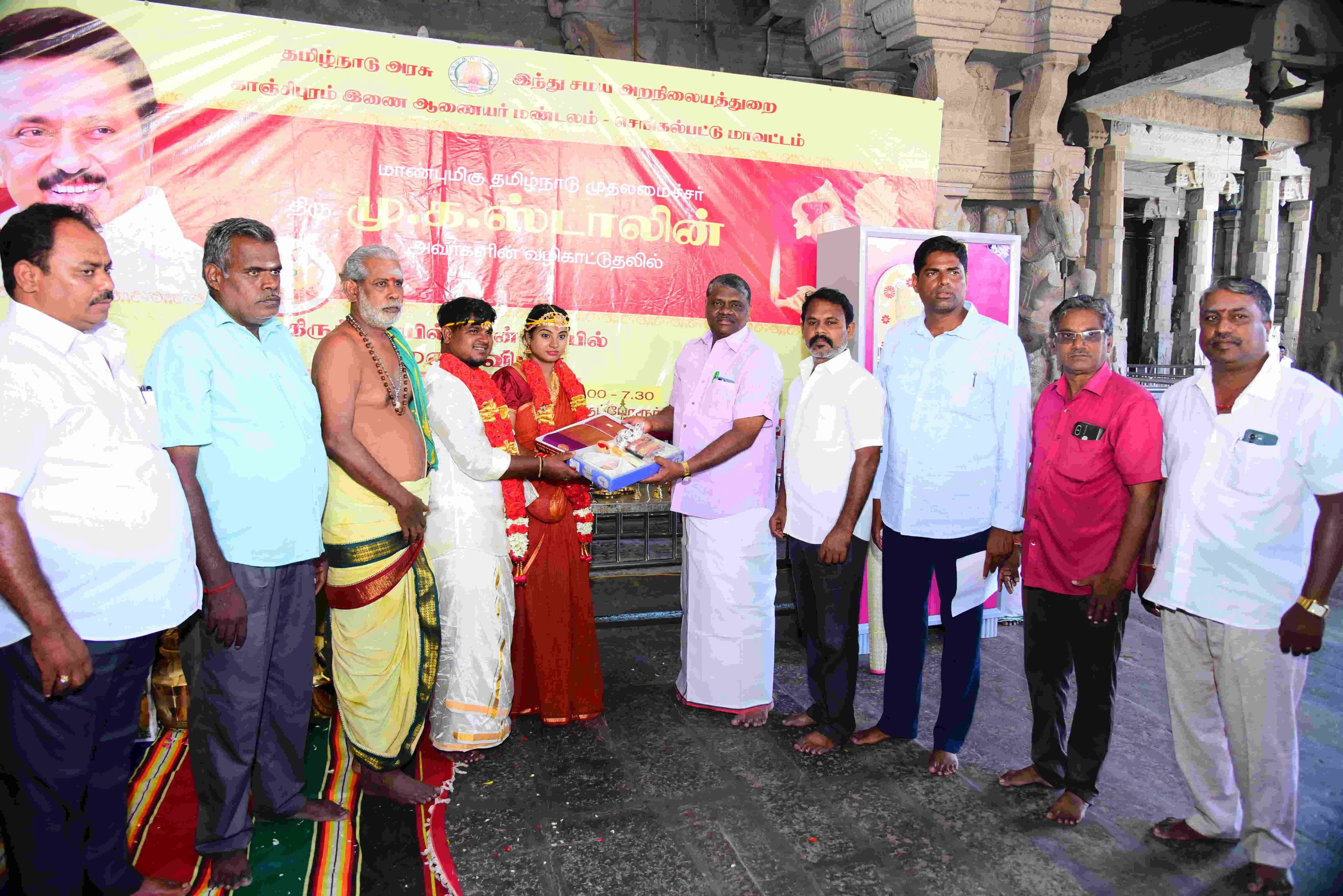 தமிழ்நாடு சட்டமன்ற மானியகோரிக்கை 2022  2023 அறிவிப்பு எண் 69-ன்படி  ஏழை எளிய இணைகளுக்கு கட்டணமின்ற மாண்புமிகு தமிழ்நாடு முதலமைச்சர் அவர்களின் உத்தரவின் படியும் மாண்புமிகு இந்து சமய அறநிலையத்துறை அவர்களின்சட்டப்பேரவை மானிய கோரிக்கை 2022-2023,  அறிவிப்பு எண்69-ன்படி, இன்று (11-09-2023) திருப்போரூர் அருள்மிகு கந்தசுவாமி திருக்கோயில் சார்பாக ஏழை எளிய இணைக்கு கட்டணமின்றி திருக்கோயிலில் திருமணம் நடைபெற்றது.  மணமக்கள் (திரு. வெங்கடேசன் த/பெ திரு.தேவதாஸ், புதிய கல்பாக்கம் கிராமம்  மணமகள் செல்வி. நந்தினி, த/பெ திரு.சண்முகம் வேளச்சேரி) ஒரு இணைக்கு,   கட்டணமின்றி திருமணம் மற்றும் மணமக்களுக்கு பட்டு வேஷ்டி, புடவை,சட்டை, ரூ.50,000/ மதிப்புள்ள சீர்வரிசை பொருட்கள் மற்றும் திருக்கோயில் பிரசாதம், காஞ்சிபுரம், இணை ஆணையர் அவர்கள், செங்கல்பட்டு உதவி ஆணையர் அவர்கள், பேரூராட்சி தலைவர் மற்றும் உறுப்பினர்கள் கலந்துகொண்டு சிறப்பித்தும், திருமண சான்றும் தம்பதிகளுக்கு வழங்கப்பட்டது