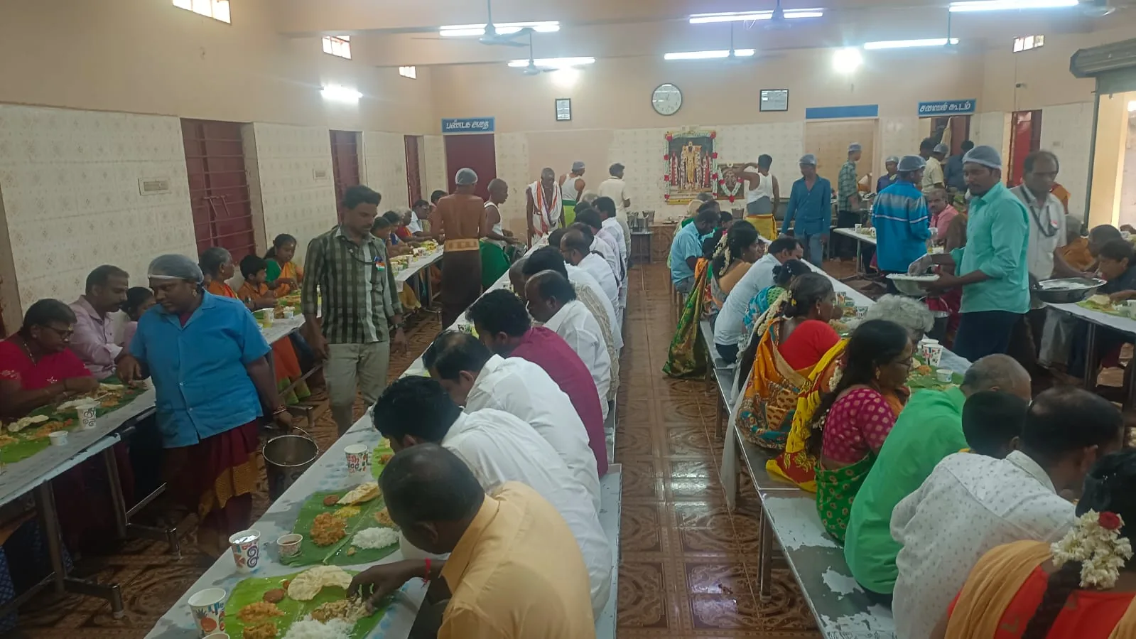 சுதந்திர தினம்  பொது  விருந்து-2023 ஆகஸ்டு 15.08.2023   அன்று   சுகந்திர  தினம் பொது விருந்து 1. புழுங்கல் அரிசி சாதம்
2. கத்திரிக்காய்,  , முருங்கை காய் சாம்பார் 
3.தக்காளி ரசம்
4.மணத்தகாளி வத்த குழம்பு
5.சேனை  சாப்ஸ் 
6. புசணி  புளிப்பு கூட்டு
7.அப்பளம்
8.மோர்
9.ஊறுகாய்
10. பருப்பு நெய்
11.மசால் வடை
2023 ஆண்டு 7வது சுதந்திர தின விழா 15.08.2023 திங்கட்கிழமை சுதந்திர திருநாள் இத்திருக்கோயிலில் சாதி, சமய வேறுபாடின்றி அனைத்து மக்களும் கலந்து கொள்ளும் வகையில் ஏற்பாடுகள் செய்யப்பட்டு சிறப்பு வழிபாடு மற்றும் பொது விருந்து - பகல் 12.30 மணியளவில் சிறப்புடன் நடத்தப்பட்டது.