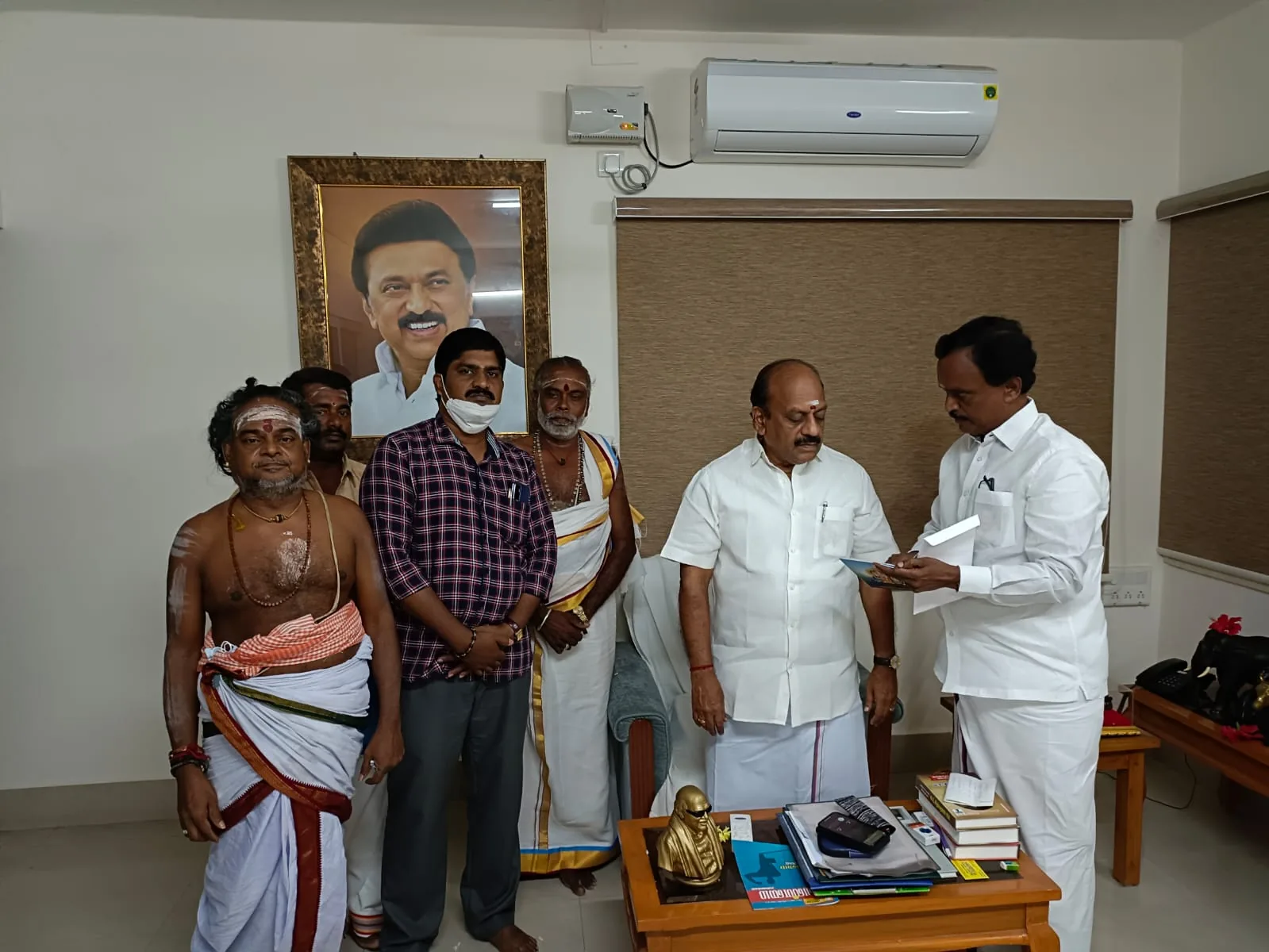 பாலாலயம் இத்திருக்கோயில்  திருப்பணி  தொடங்க 30.03.2022  அன்று பாலாலயம்  செய்ய  முடிவு  செய்யப்பட்டு  பாலாலயத்தில் கலந்துகொள்ள ஸ்ரீபெரும்புதுார்  சட்ட மன்ற  உறுப்பினர் அவர்களையும் மற்றும் ஊரக    தொழில் துறை அமைச்சர் அவர்களையும் நேரில் சென்று அழைப்பு  விடுக்கப்படுகிறது.