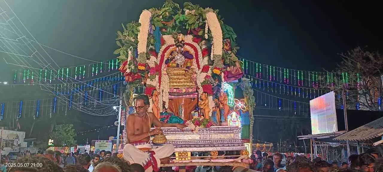 புன்னையடி சேவை சித்திரை பிரம்மோற்சவம் 4-ஆம் இரவு புன்னையடி சேவை உற்சவம் வீதி உலா