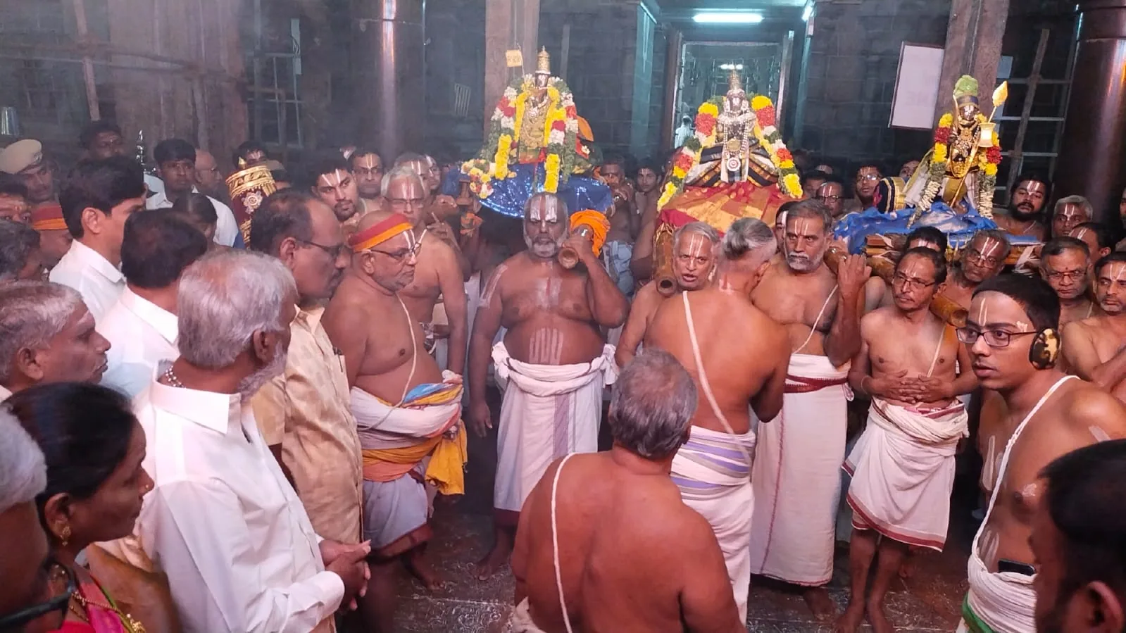 சுவாமி தரிசனம் மாண்புமிகு இந்து சமய அறநிலையத்துறை அமைச்சர் சுவாமி தரிசனம் செய்யும் போது