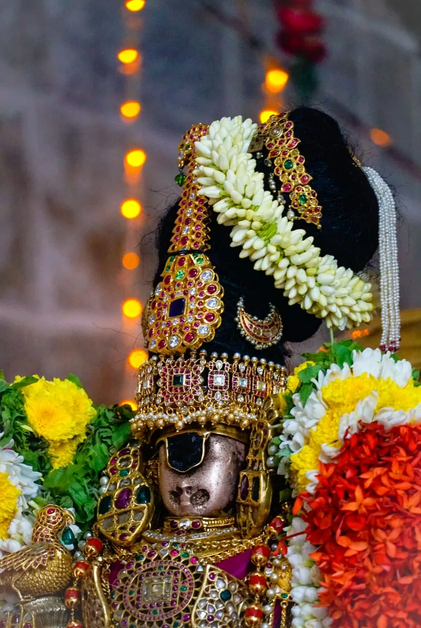 ஸ்ரீரங்கம் அருள்மிகு அரங்கநாதசுவாமி திருக்கோயில்:வைகுண்ட ஏககாதசி திருவிழா பகல் 10 3ம்நாள் 25.12.2022 ஸ்ரீரங்கம் அருள்மிகு அரங்கநாதசுவாமி திருக்கோயில் :  வைகுண்ட ஏககாதசி திருவிழா பகல் 10 3ம்  நாள் 25.12.2022
இன்று ஸ்ரீ நம்பெருமாள்
நாச்சியார் திருமொழி பாசுரம் ஏற்க, சௌரிக் கொண்டை அணிந்து, கலிங்கத்துரை-சந்திர சூரிய வில், நெற்றிச் சரடு, மாணிக்க அபயஹஸ்தத்துடன், தாமரை மலர் நிற வஸ்திரம், அடுக்கு பதக்கங்கள், தங்கப்பூன் பவழ மாலை, ஐம்படை ஹாரம், 2 வடக்கு, முத்து மார்பில் பெரிய முத்து சரம். அலஞ்சரசலங்கை , வலது திருக்கரத்தில் நாச்சியாரின் கோலக்கிளியுடன்,
சேவாவுக்குப் பிறகு - பக்ஷி பதக்கத்துடன் அண்டபெரண்டா சேவாவை அடைகிறார்