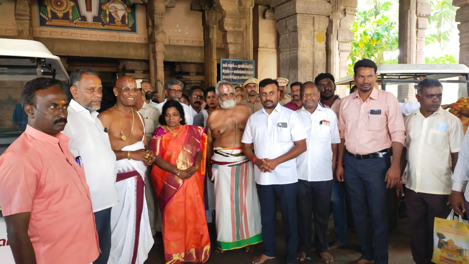 தெலுங்கானா ஆளுநர் மற்றும் பாண்டிச்சேரி கூடுதல் பொறுப்பு திருமதி. தமிழிசை சௌந்தரராஜன் அவர்கள் வருகை தெலுங்கானா ஆளுநர் திருமதி.  தமிழிசை சௌந்தரராஜன் அவர்களுக்கு திருக்கோயில் இணை  ஆணையர் / செயல் அலுவலர் திருக்கோயில் சார்பாக நினைவு பரிசு  வழங்குதல் மற்றும் திருக்கோயில் யானைக்கு பழங்கள் வழங்குதல்