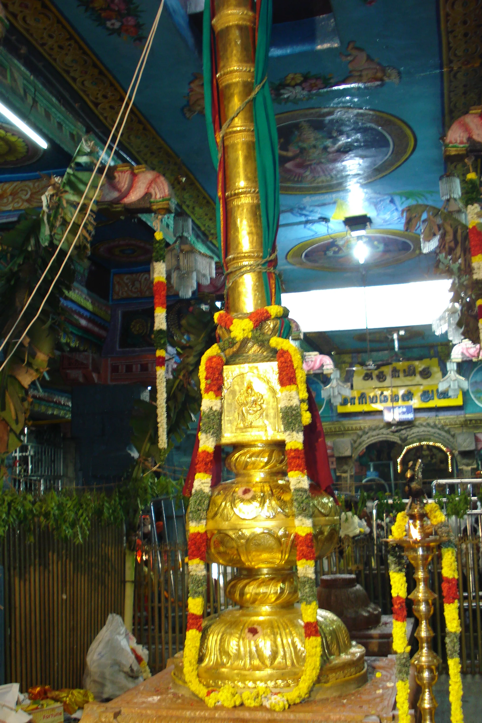 கொடி மரம் தங்க கொடி மரம்