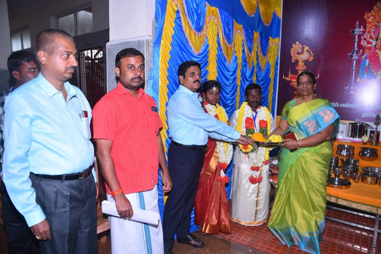 திருக்கோயில் மூலம் 18 இணைகளுக்கு  திருமணம் திருக்கோயில் மூலம் 18 இணைகளுக்கு  திருமணம் சீர்வரிசை வழங்குதல்