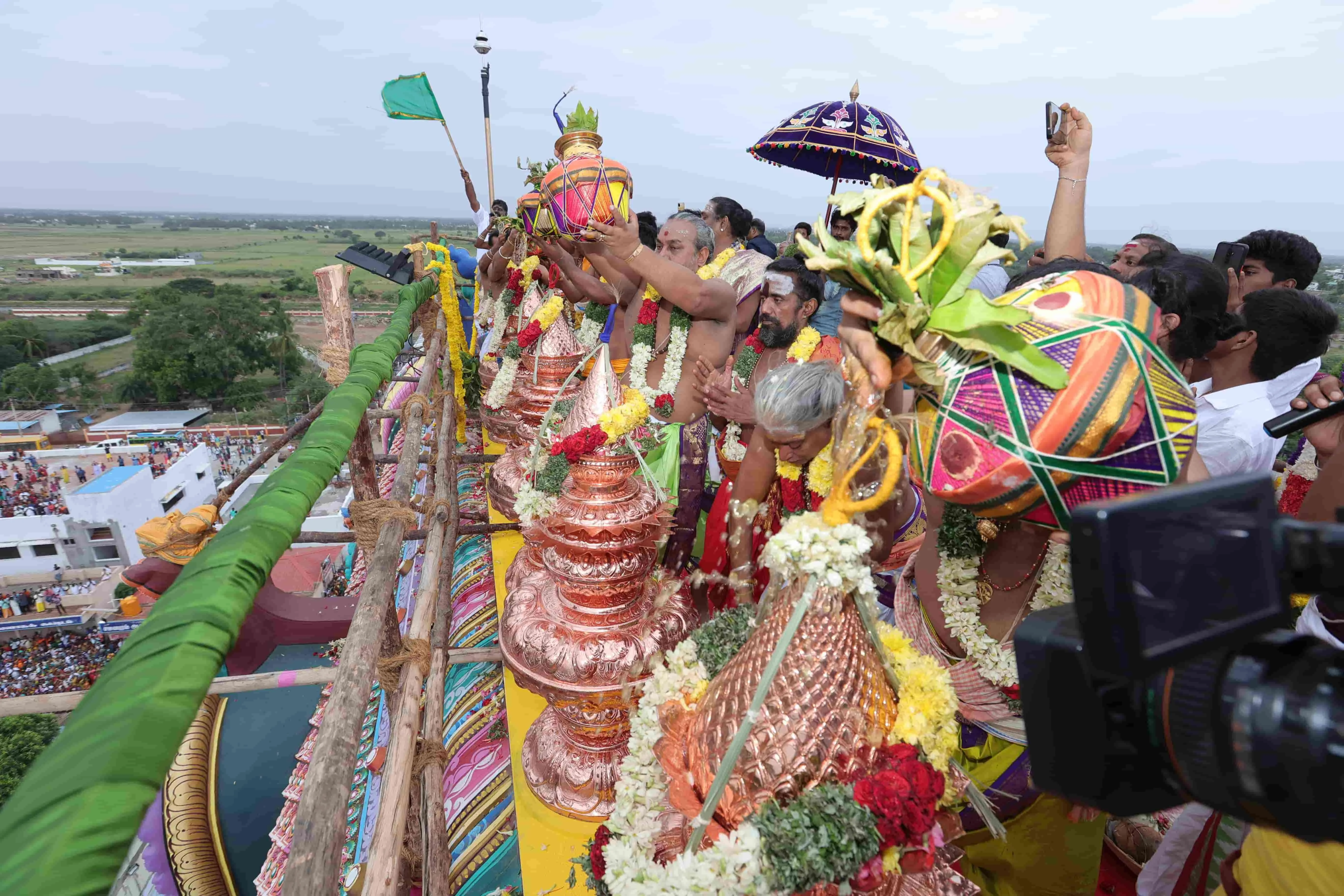 ஏழு நிலை இராஜகோபுரம் திருக்குட நன்னீராட்டு பெருவிழா திருக்கோயிலில் 06.07.2022 அன்று 103 அடி உயரம் கொண்ட கிழக்கு ஏழு நிலை இராஜகோபுரம் திருக்குட நன்னீராட்டு பெருவிழா வெகு விமரிசையாக நடைபெற்றது.