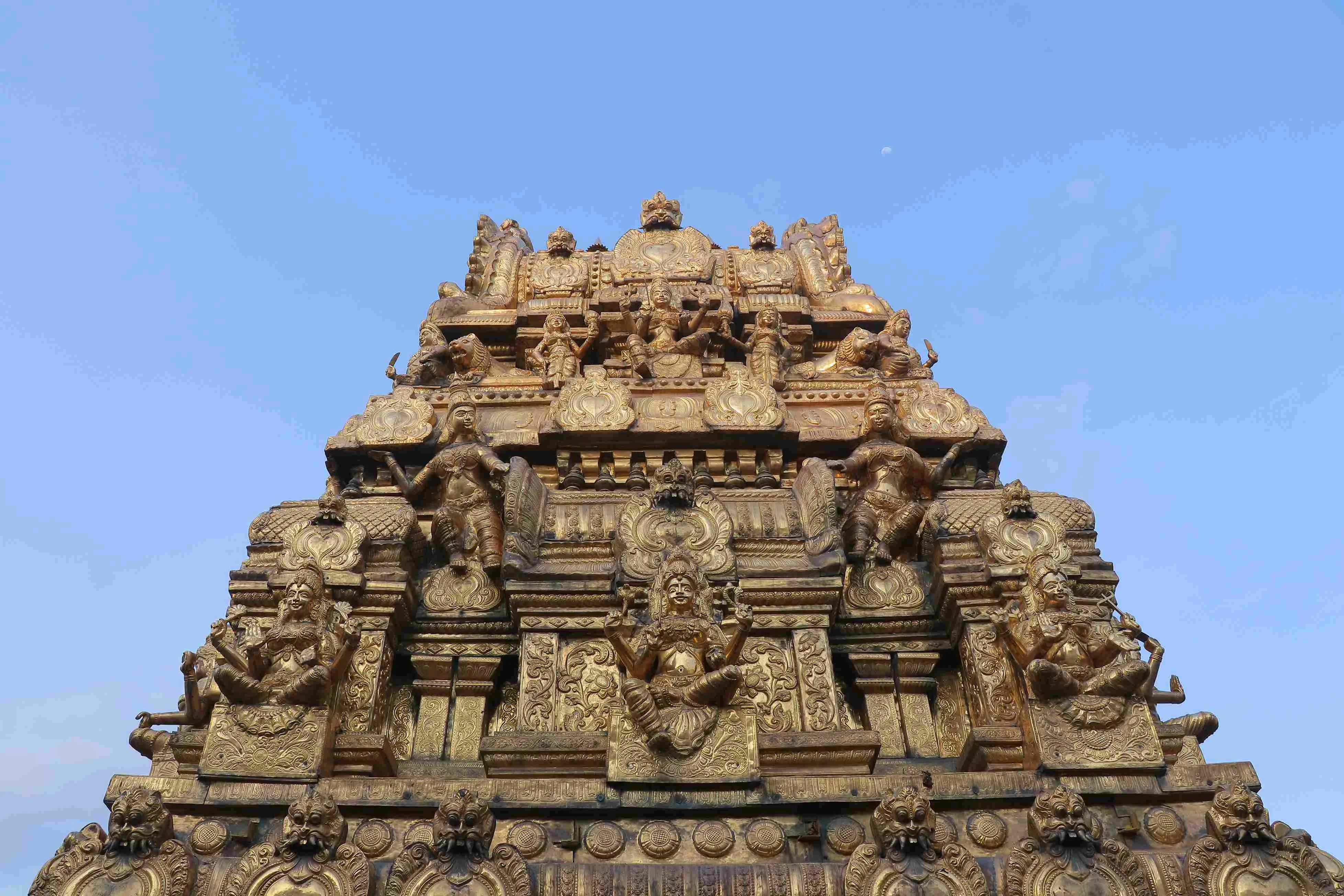 தங்க கோபும் சிற்பம்கள்