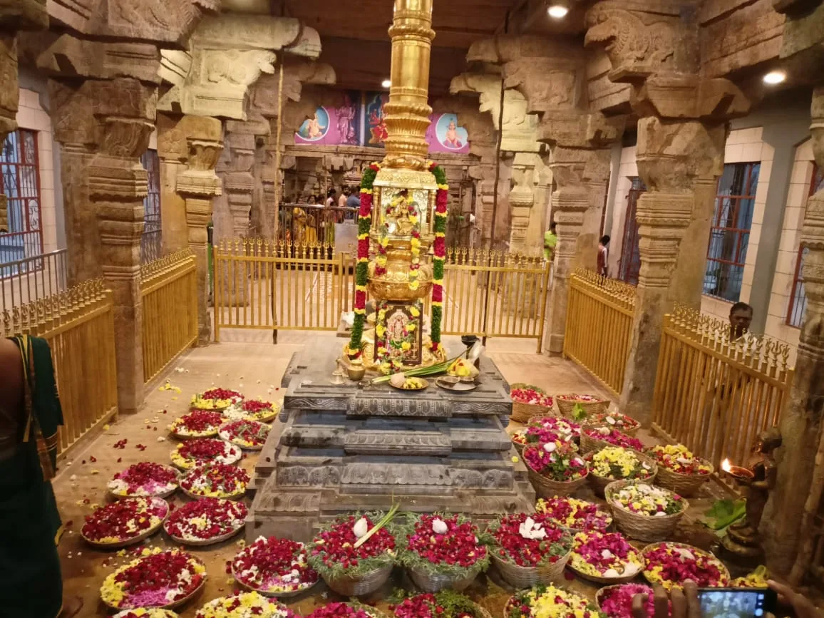 பூச்சொரிதல் திருவிழா பூச்சொரிதல் திருவிழாவில் இலட்சக்கணக்கான பக்தர்கள் கலந்துகொண்டு அம்மனை பல்வேறு பூக்களால் அலங்கரித்து வழிபட்ட வண்ணமாய் இருப்பர். பல்வேறு இனமக்கள் தாங்கள் விரும்பியவாறு ஏராளமான மலர்களை அம்மனுக்கு அணிவித்து மகிழ்வர். இந்நாளில் திருக்கோயில் முழுவதும் மலர்கள் குவிந்து காணப்படும்.