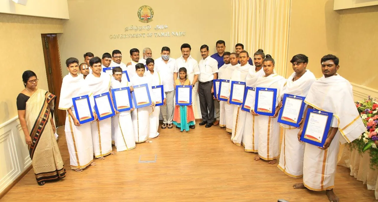 ஓதுவார் பயிற்சி பள்ளி மாணவர் சேர்க்கை சான்றிதழ் சென்னை தலைமைச் செயலகத்தில் மாண்புமிகு தமிழ்நாடு முதலமைச்சர் அவர்களால் 22.08.2022 அன்று சமயபுரம், அருள்மிகு மாரியம்மன் திருக்கோயில் ஓதுவார் பயிற்சி பள்ளி மாணவர்கள் இருவருக்கு மாணவர் சேர்க்கை சான்றிதழ் வழங்கினார்.