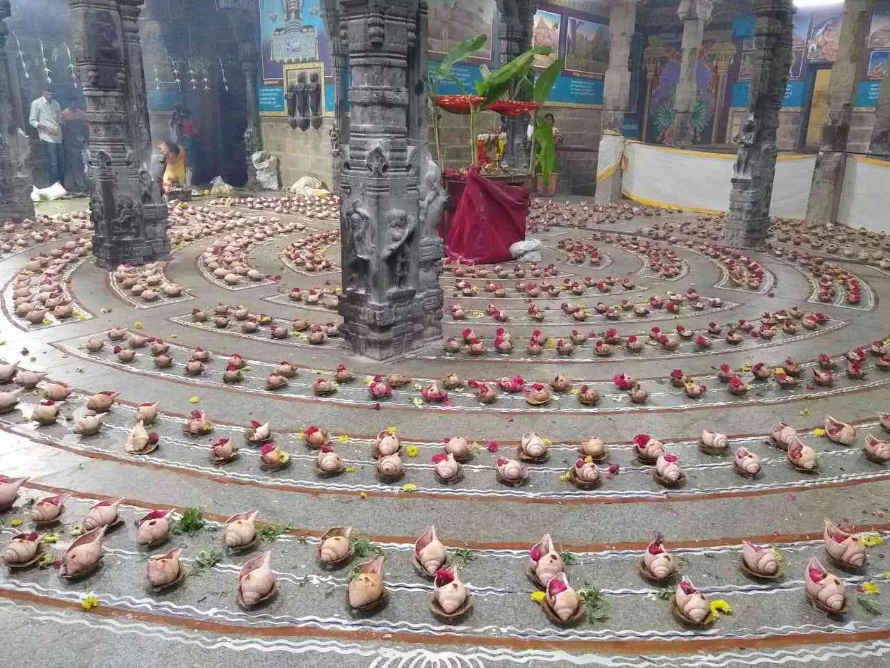 சோமவாரம் 1008 சங்காபிஷேகம் கார்த்திகை கடைசி சோமவாரம் 1008  சங்காபிஷேகம் மற்றும் பஞ்சமூர்த்தி ரிஷப வாகனம் புறப்பாடு சிறப்பாக நடைபெற்றது .