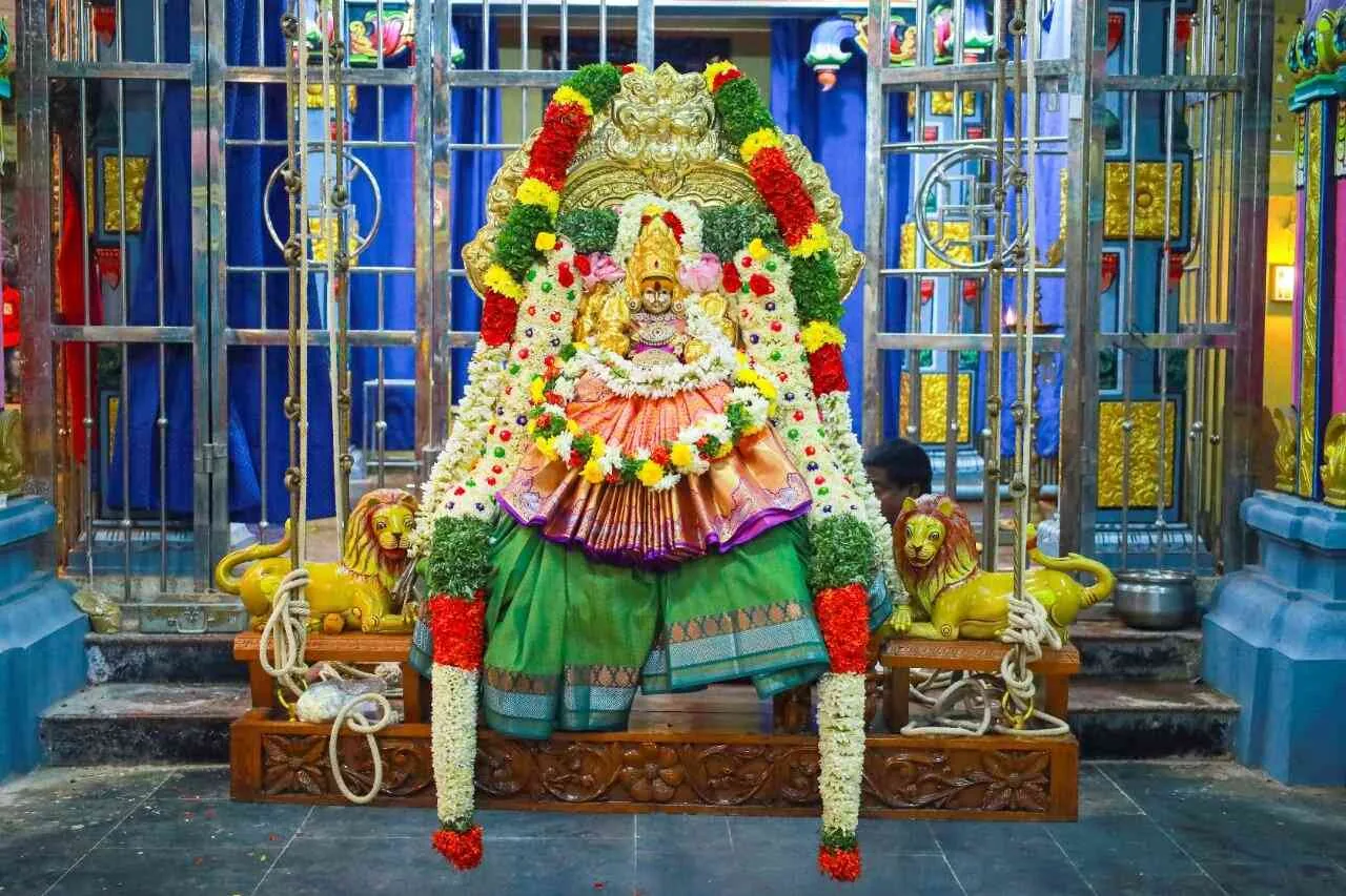 அம்மன் ஊஞ்சல் உற்சவர் சேவை அம்மன் ஊஞ்சல் உற்சவர் சேவை