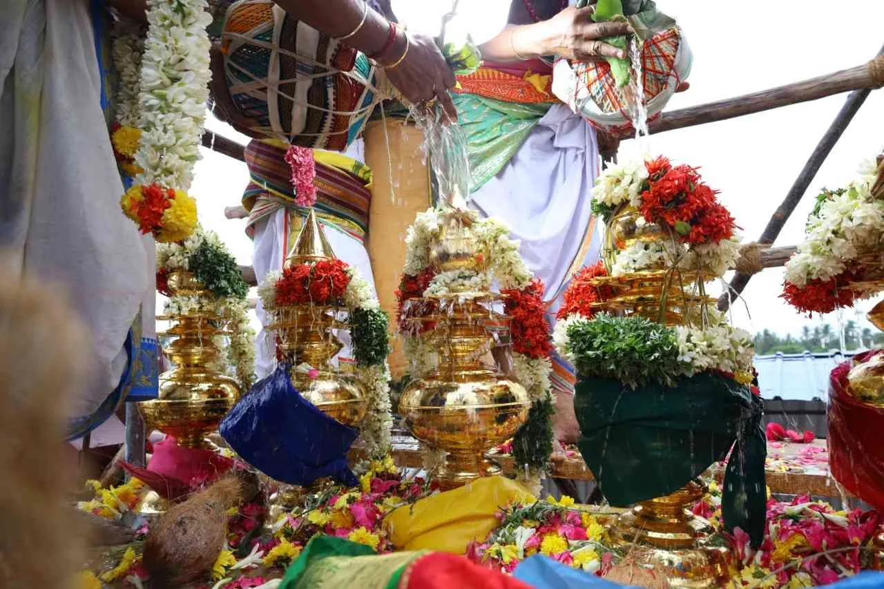 திருக்குடமுழுக்கு புகைப்படம் திருக்குடமுழுக்கு விழாவின் போது கலசங்களுக்கு தண்ணீர் ஊற்றுதல்