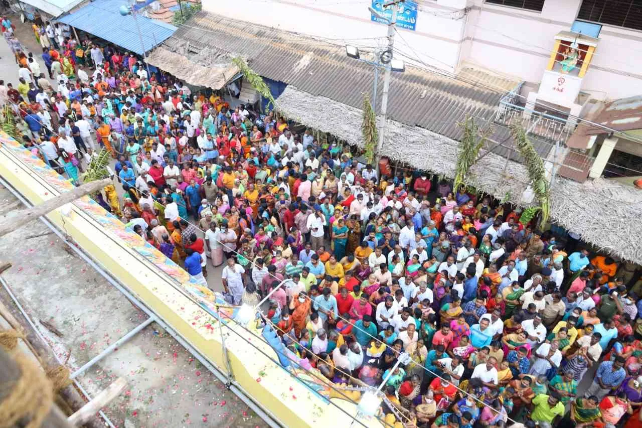 திருக்குடமுழுக்குபுகைபடம் திருக்குடமுழுக்கு விழாவினை காண வந்த பக்தர்களின்  புகைபடம்