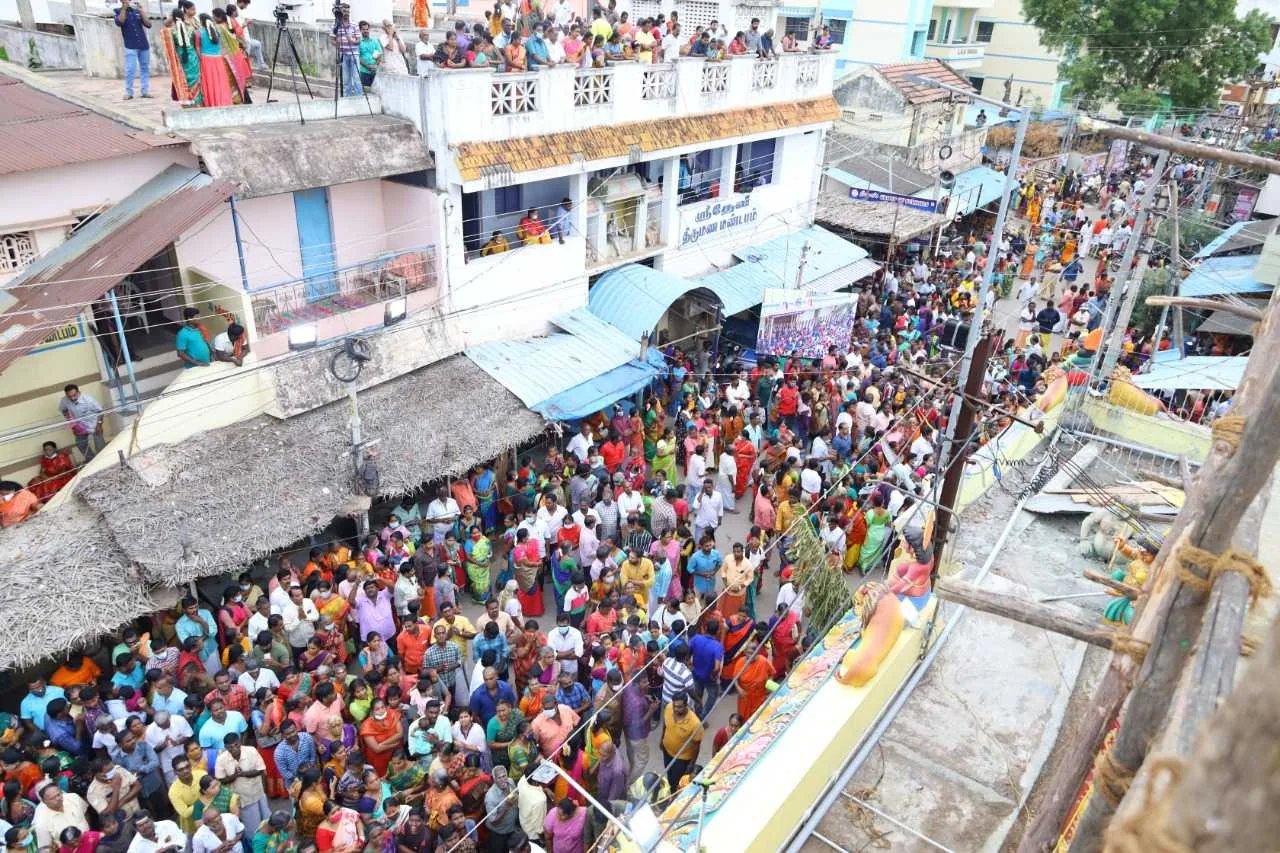 திருக்குடமுழுக்கு புகைபடம் திருக்குடமுழுக்கு விழாவினை காண வந்த பக்தர்களின்  புகைபடம்