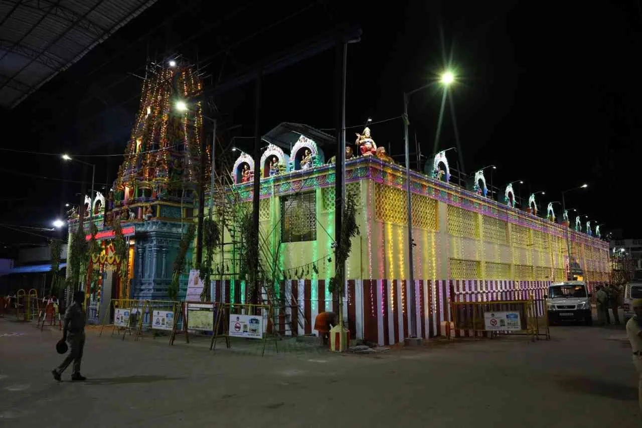 திருக்கோயில் நுழைவு வாயில் திருக்கோயிலின்  இராஜகோபுரம் நுழைவு வாயில்