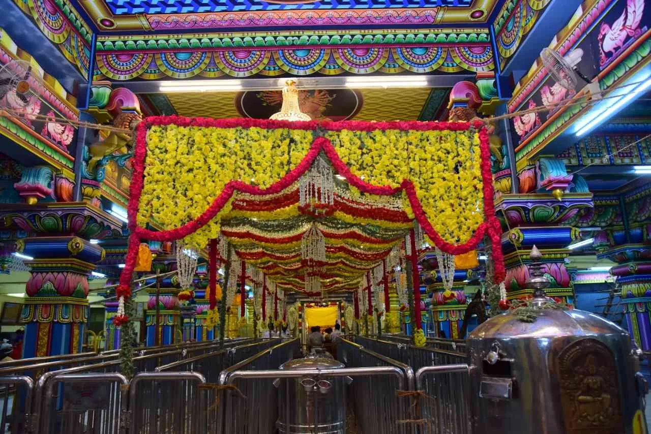 திருக்கோயில் அமைப்பு திருக்கோயில் க்யூ லைன் புகைபடம்