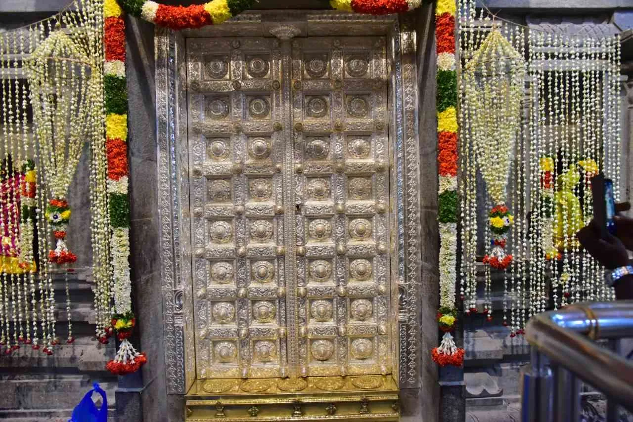 அர்த்தமண்டப வெள்ளி கதவு அர்த்தமண்டப வெள்ளி கதவு