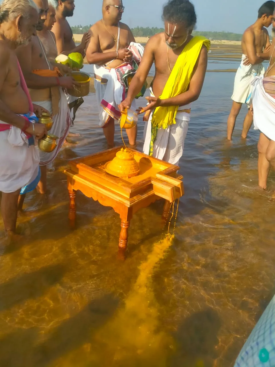 மாசி மகம் இத்திருக்கோயிலில்  மாசிமகம் முன்னிட்டு  அருள்மிகு புருஷோத்தமபெருமாள்  ஸ்ரீரங்கம் கொள்ளிட்ம் ஆற்றில் தீர்த்தவாரி கண்டருளுவார்