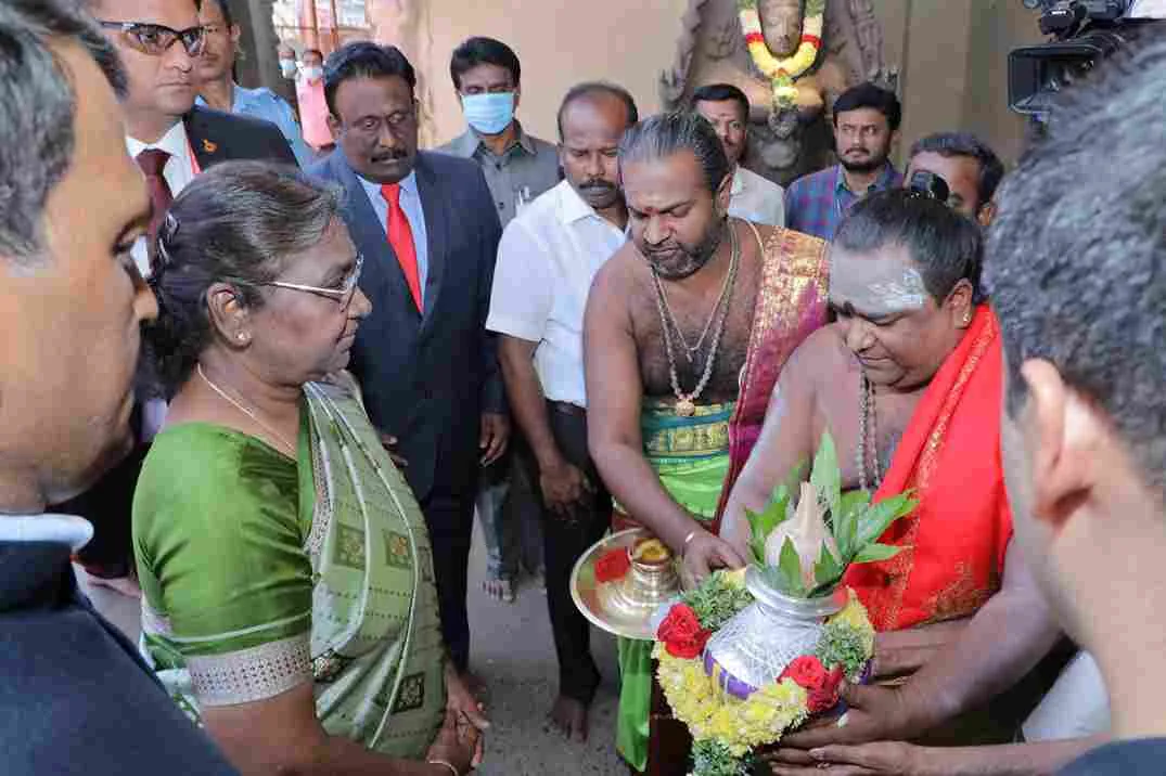 மாண்புமிகு குடியரசுத் தலைவர் அவர்கள் வருகை மதுரை அருள்மிகு மீனாட்சி சுந்தரேஸ்வரர் கோவிலுக்கு மாண்புமிகு குடியரசுத் தலைவர் அவர்கள் வருகை தந்தார்         ,
