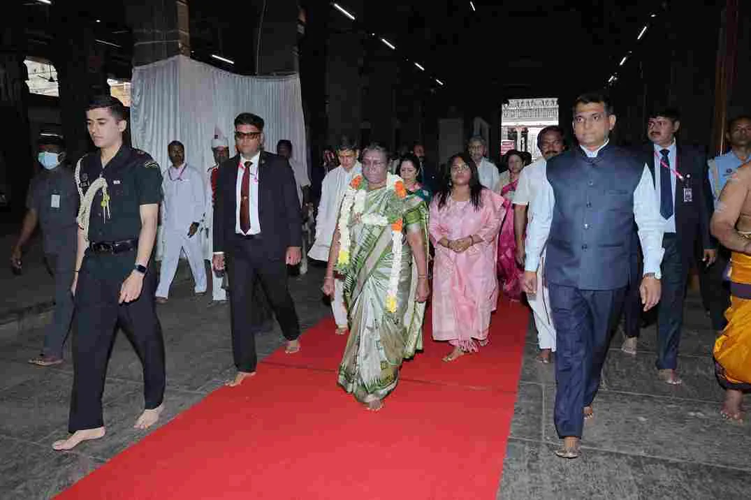 மாண்புமிகு குடியரசுத் தலைவர் அவர்கள் வருகை மதுரை அருள்மிகு மீனாட்சி சுந்தரேஸ்வரர் கோவிலுக்கு மாண்புமிகு குடியரசுத் தலைவர் அவர்கள் வருகை தந்தார்