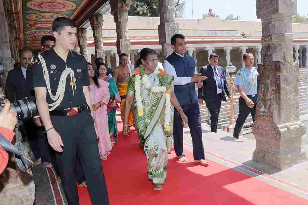 மாண்புமிகு குடியரசுத் தலைவர் அவர்கள் வருகை மதுரை அருள்மிகு மீனாட்சி சுந்தரேஸ்வரர் கோவிலுக்கு மாண்புமிகு குடியரசுத் தலைவர் அவர்கள் வருகை தந்தார்