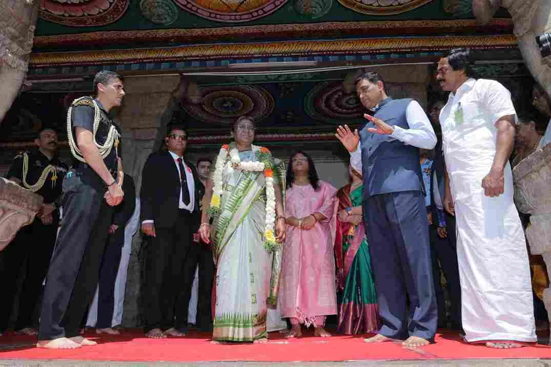 மாண்புமிகு குடியரசுத் தலைவர் அவர்கள் வருகை மதுரை அருள்மிகு மீனாட்சி சுந்தரேஸ்வரர் கோவிலுக்கு மாண்புமிகு குடியரசுத் தலைவர் அவர்கள் வருகை தந்தார்