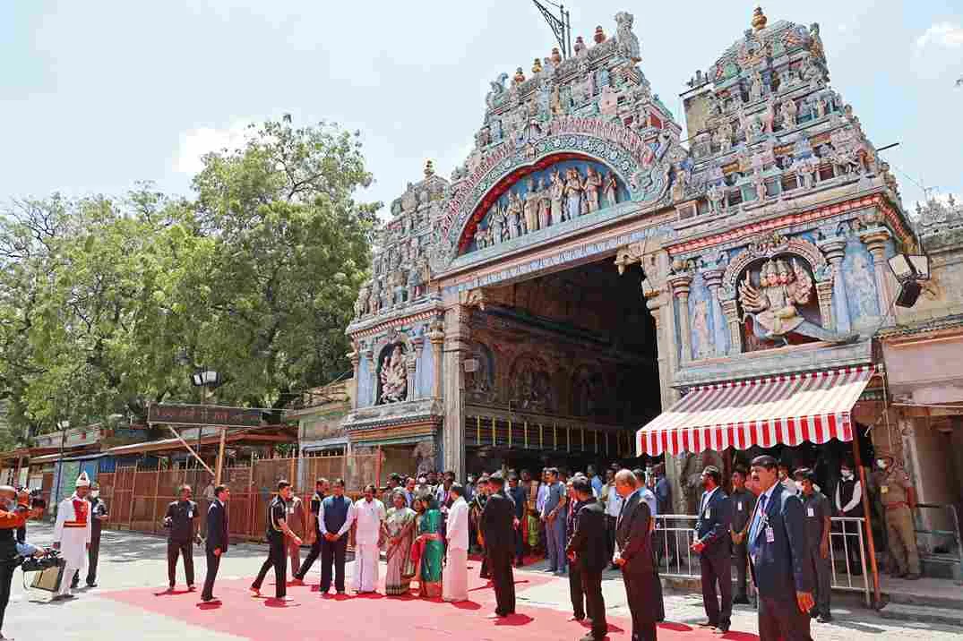 மாண்புமிகு குடியரசுத் தலைவர் அவர்கள் வருகை மதுரை அருள்மிகு மீனாட்சி சுந்தரேஸ்வரர் கோவிலுக்கு மாண்புமிகு குடியரசுத் தலைவர் அவர்கள் வருகை தந்தார்