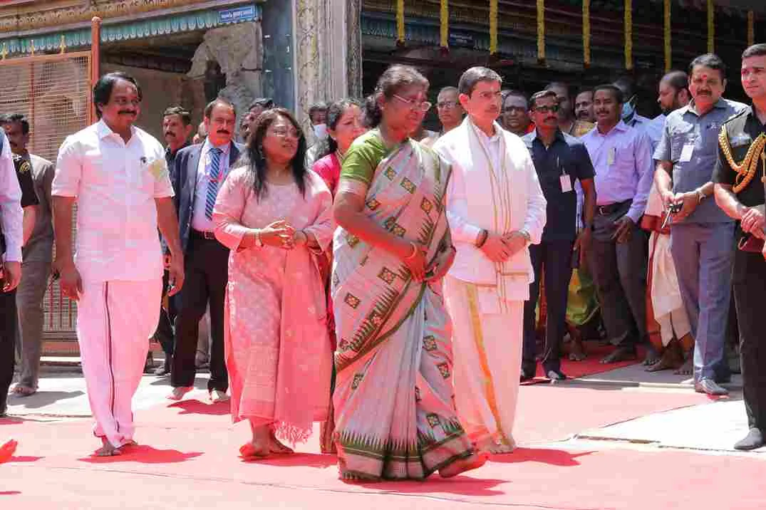 மாண்புமிகு குடியரசுத் தலைவர் அவர்கள் வருகை மதுரை அருள்மிகு மீனாட்சி சுந்தரேஸ்வரர் கோவிலுக்கு மாண்புமிகு குடியரசுத் தலைவர் அவர்கள் வருகை தந்தார்