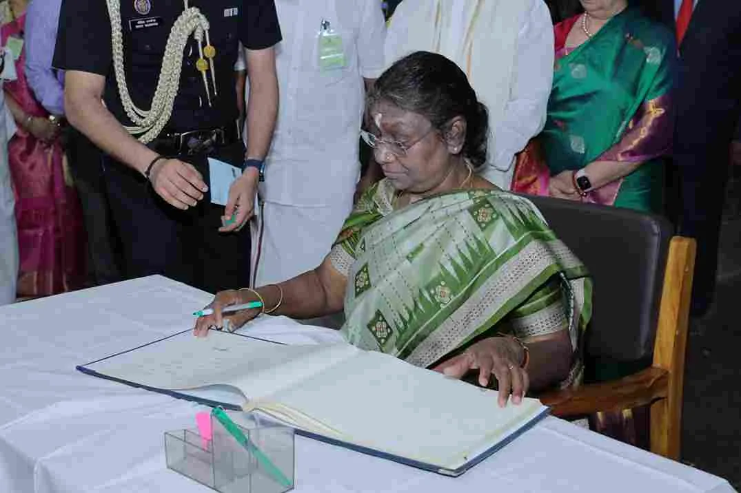 மாண்புமிகு குடியரசுத் தலைவர் அவர்கள் வருகை மதுரை அருள்மிகு மீனாட்சி சுந்தரேஸ்வரர் கோவிலுக்கு மாண்புமிகு குடியரசுத் தலைவர் அவர்கள் வருகை தந்தார்