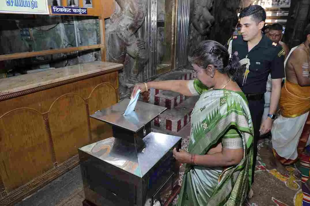 மாண்புமிகு குடியரசுத் தலைவர் அவர்கள் வருகை மதுரை அருள்மிகு மீனாட்சி சுந்தரேஸ்வரர் கோவிலுக்கு மாண்புமிகு குடியரசுத் தலைவர் அவர்கள் வருகை தந்தார்