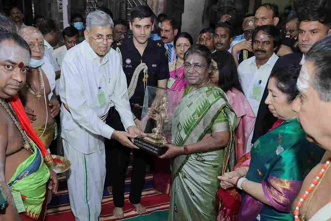 மாண்புமிகு குடியரசுத் தலைவர் அவர்கள் வருகை மதுரை அருள்மிகு மீனாட்சி சுந்தரேஸ்வரர் கோவிலுக்கு மாண்புமிகு குடியரசுத் தலைவர் அவர்கள் வருகை தந்தார்