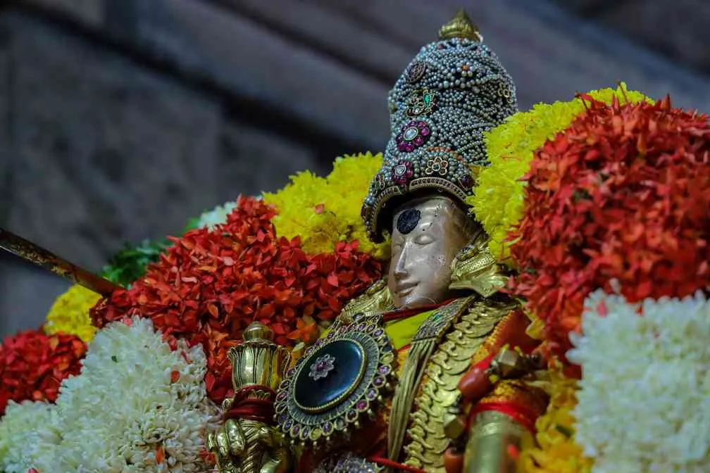 சித்திரைப் பெருவிழா 2023 சித்திரைப் பெருவிழா 2023
ஐந்தாம் திருநாள்
தங்க குதிரை வாகன உலா - வேடர்பறி லீலை
நாள் - 27.04.2023