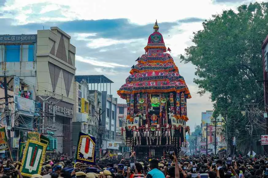 சித்திரைப் பெருவிழா 2023 சித்திரைப் பெருவிழா 2023
பதினொன்றாம் திருநாள் - திருத்தேரோட்டம் - சம்பதாவர்ணச்சப்பர உலா
நாள் - 03.05.2023