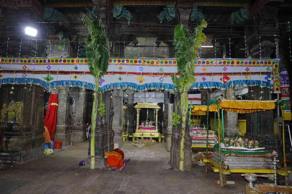 பாலாலயம் அருள்மிகு மீனாட்சி சுந்தரேசுவரர் திருக்கோயில்
மதுரை.
இத்திருக்கோயிலின் கிழக்கு இராஜகோபுரம், மேற்கு, வடக்கு, தெற்கு ஆகிய மூன்று ஒன்பதுநிலை கோபுரங்கள் மற்றும் அம்மன் ஏழுநிலை கோபுரத்திற்கு ஆக மொத்தம் ஐந்து கோபுரங்களுக்கும் வருகின்ற 04.09.2023 ஆவணி 18ஆம் தேதி பாலாலயம் கீழ்கண்ட நிகழ்ச்சி நிரலின்படி நிகழ்த்தப்படவுள்ளது. பாலஸ்தாபன நிகழ்ச்சி நிரல்
ஆவணி 17 (03.09.2023 ஞாயிற்றுக்கிழமை)
காலை 8.30 மணி முதல் 11.00 மணி வரை
மாலை 6.05 மணி முதல் 8.30 மணி வரை
ஆவணி 18 (04.09.2023 திங்கட்கிழமை)
காலை 7.15 மணிக்கு காலை 9.05 மணிக்கு
காலை 9.30 மணி மணிக்கு மேல்
10.15 மணிக்குள்
அனுக்ஞை, யஜமான ஸங்கல்பம், விக்னேச்வர பூஜை, புண்யாஹவாசனம், மஹாகணபதி ஹோமம், நவக்ரஹ ஹோமம், த்ரவ்யாஹீதி, பூர்ணாஹீதி, தீபாராதனை நடைபெறும்.
விக்னேச்வர பூஜை, புண்யாஹவாசனம், அங்குரார்பணம், ரக்ஷாபந்தனம், கும்பாலங்காரம், ராஜகோபுரங்கள் கலாகர்ஷணம், முதற்கால யாகபூஜை, மஹாகணபதி ஹோமம், நவக்ரஹ த்ரவ்யாஹீதி, பூர்ணாஹீதி, தீபாராதனை, பிரசாதம் வழங்குதல்.
விக்னேச்வர பூஜை, புண்யாஹவாசனம், இரண்டாம் காலயாக பூஜை, த்ரவ்யாஹீதி மஹாபூர்ணாஹீதி, தீபாராதனை உடன் கலசங்கள் புறப்பாடு
அருள்மிகு மீனாட்சி சுந்தரேசுவரர் சுவாமி திருக்கோயில் இராஜகோபுர பாலஸ்தாபன மஹாகும்பாபிஷேகம், மஹா தீபாராதனை, பிரசாதம் வழங்குதல்.