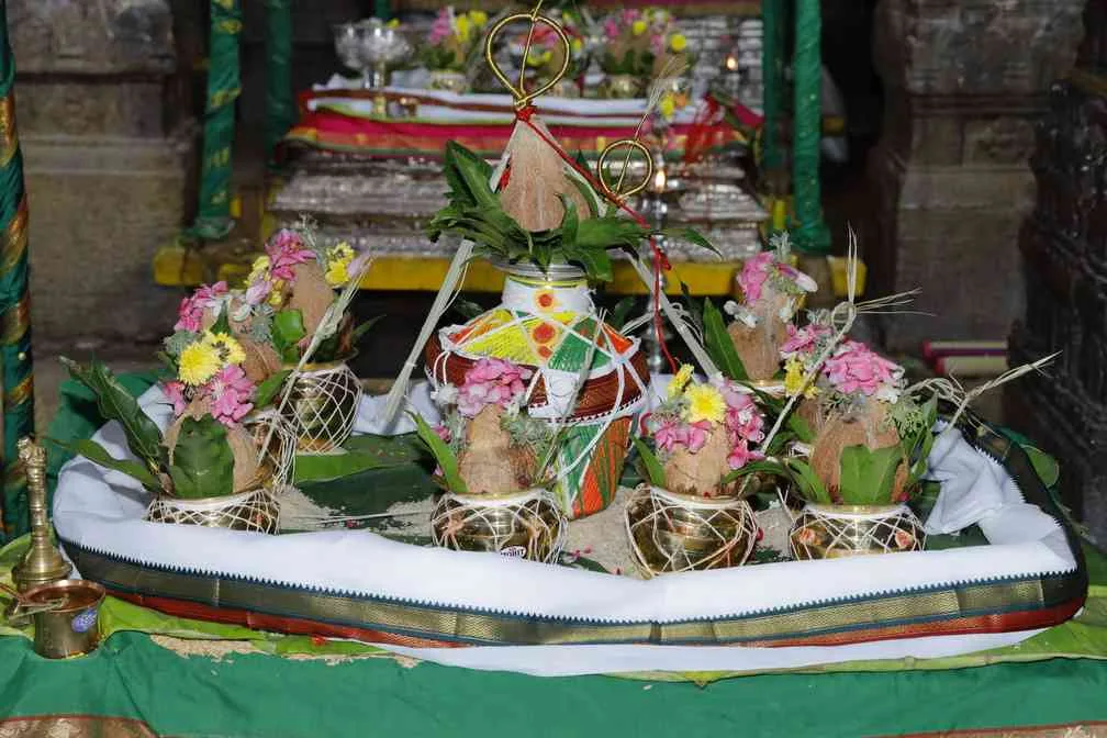 பாலாலயம் அருள்மிகு மீனாட்சி சுந்தரேசுவரர் திருக்கோயில்
மதுரை.
இத்திருக்கோயிலின் கிழக்கு இராஜகோபுரம், மேற்கு, வடக்கு, தெற்கு ஆகிய மூன்று ஒன்பதுநிலை கோபுரங்கள் மற்றும் அம்மன் ஏழுநிலை கோபுரத்திற்கு ஆக மொத்தம் ஐந்து கோபுரங்களுக்கும் வருகின்ற 04.09.2023 ஆவணி 18ஆம் தேதி பாலாலயம் கீழ்கண்ட நிகழ்ச்சி நிரலின்படி நிகழ்த்தப்படவுள்ளது. பாலஸ்தாபன நிகழ்ச்சி நிரல்
ஆவணி 17 (03.09.2023 ஞாயிற்றுக்கிழமை)
காலை 8.30 மணி முதல் 11.00 மணி வரை
மாலை 6.05 மணி முதல் 8.30 மணி வரை
ஆவணி 18 (04.09.2023 திங்கட்கிழமை)
காலை 7.15 மணிக்கு காலை 9.05 மணிக்கு
காலை 9.30 மணி மணிக்கு மேல்
10.15 மணிக்குள்
அனுக்ஞை, யஜமான ஸங்கல்பம், விக்னேச்வர பூஜை, புண்யாஹவாசனம், மஹாகணபதி ஹோமம், நவக்ரஹ ஹோமம், த்ரவ்யாஹீதி, பூர்ணாஹீதி, தீபாராதனை நடைபெறும்.
விக்னேச்வர பூஜை, புண்யாஹவாசனம், அங்குரார்பணம், ரக்ஷாபந்தனம், கும்பாலங்காரம், ராஜகோபுரங்கள் கலாகர்ஷணம், முதற்கால யாகபூஜை, மஹாகணபதி ஹோமம், நவக்ரஹ த்ரவ்யாஹீதி, பூர்ணாஹீதி, தீபாராதனை, பிரசாதம் வழங்குதல்.
விக்னேச்வர பூஜை, புண்யாஹவாசனம், இரண்டாம் காலயாக பூஜை, த்ரவ்யாஹீதி மஹாபூர்ணாஹீதி, தீபாராதனை உடன் கலசங்கள் புறப்பாடு
அருள்மிகு மீனாட்சி சுந்தரேசுவரர் சுவாமி திருக்கோயில் இராஜகோபுர பாலஸ்தாபன மஹாகும்பாபிஷேகம், மஹா தீபாராதனை, பிரசாதம் வழங்குதல்.