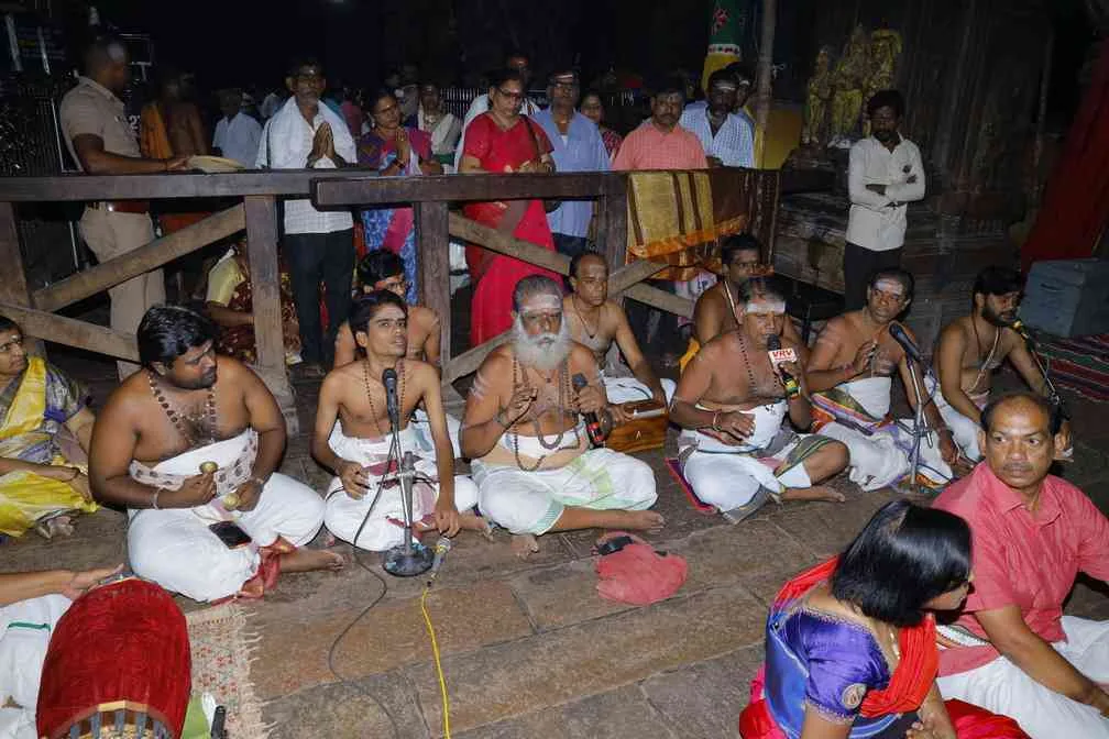 பாலாலயம் அருள்மிகு மீனாட்சி சுந்தரேசுவரர் திருக்கோயில்
மதுரை.
இத்திருக்கோயிலின் கிழக்கு இராஜகோபுரம், மேற்கு, வடக்கு, தெற்கு ஆகிய மூன்று ஒன்பதுநிலை கோபுரங்கள் மற்றும் அம்மன் ஏழுநிலை கோபுரத்திற்கு ஆக மொத்தம் ஐந்து கோபுரங்களுக்கும் வருகின்ற 04.09.2023 ஆவணி 18ஆம் தேதி பாலாலயம் கீழ்கண்ட நிகழ்ச்சி நிரலின்படி நிகழ்த்தப்படவுள்ளது. பாலஸ்தாபன நிகழ்ச்சி நிரல்
ஆவணி 17 (03.09.2023 ஞாயிற்றுக்கிழமை)
காலை 8.30 மணி முதல் 11.00 மணி வரை
மாலை 6.05 மணி முதல் 8.30 மணி வரை
ஆவணி 18 (04.09.2023 திங்கட்கிழமை)
காலை 7.15 மணிக்கு காலை 9.05 மணிக்கு
காலை 9.30 மணி மணிக்கு மேல்
10.15 மணிக்குள்
அனுக்ஞை, யஜமான ஸங்கல்பம், விக்னேச்வர பூஜை, புண்யாஹவாசனம், மஹாகணபதி ஹோமம், நவக்ரஹ ஹோமம், த்ரவ்யாஹீதி, பூர்ணாஹீதி, தீபாராதனை நடைபெறும்.
விக்னேச்வர பூஜை, புண்யாஹவாசனம், அங்குரார்பணம், ரக்ஷாபந்தனம், கும்பாலங்காரம், ராஜகோபுரங்கள் கலாகர்ஷணம், முதற்கால யாகபூஜை, மஹாகணபதி ஹோமம், நவக்ரஹ த்ரவ்யாஹீதி, பூர்ணாஹீதி, தீபாராதனை, பிரசாதம் வழங்குதல்.
விக்னேச்வர பூஜை, புண்யாஹவாசனம், இரண்டாம் காலயாக பூஜை, த்ரவ்யாஹீதி மஹாபூர்ணாஹீதி, தீபாராதனை உடன் கலசங்கள் புறப்பாடு
அருள்மிகு மீனாட்சி சுந்தரேசுவரர் சுவாமி திருக்கோயில் இராஜகோபுர பாலஸ்தாபன மஹாகும்பாபிஷேகம், மஹா தீபாராதனை, பிரசாதம் வழங்குதல்.