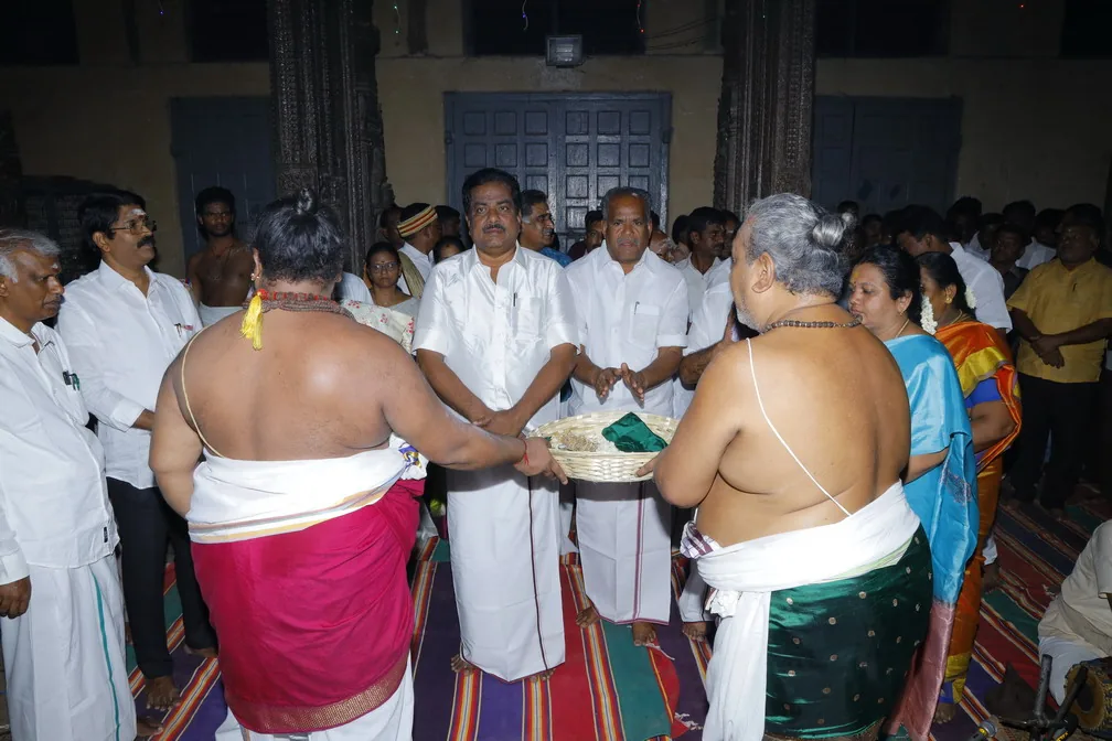 பாலாலயம் அருள்மிகு மீனாட்சி சுந்தரேசுவரர் திருக்கோயில்
மதுரை.
இத்திருக்கோயிலின் கிழக்கு இராஜகோபுரம், மேற்கு, வடக்கு, தெற்கு ஆகிய மூன்று ஒன்பதுநிலை கோபுரங்கள் மற்றும் அம்மன் ஏழுநிலை கோபுரத்திற்கு ஆக மொத்தம் ஐந்து கோபுரங்களுக்கும் வருகின்ற 04.09.2023 ஆவணி 18ஆம் தேதி பாலாலயம் கீழ்கண்ட நிகழ்ச்சி நிரலின்படி நிகழ்த்தப்படவுள்ளது. பாலஸ்தாபன நிகழ்ச்சி நிரல்
ஆவணி 17 (03.09.2023 ஞாயிற்றுக்கிழமை)
காலை 8.30 மணி முதல் 11.00 மணி வரை
மாலை 6.05 மணி முதல் 8.30 மணி வரை
ஆவணி 18 (04.09.2023 திங்கட்கிழமை)
காலை 7.15 மணிக்கு காலை 9.05 மணிக்கு
காலை 9.30 மணி மணிக்கு மேல்
10.15 மணிக்குள்
அனுக்ஞை, யஜமான ஸங்கல்பம், விக்னேச்வர பூஜை, புண்யாஹவாசனம், மஹாகணபதி ஹோமம், நவக்ரஹ ஹோமம், த்ரவ்யாஹீதி, பூர்ணாஹீதி, தீபாராதனை நடைபெறும்.
விக்னேச்வர பூஜை, புண்யாஹவாசனம், அங்குரார்பணம், ரக்ஷாபந்தனம், கும்பாலங்காரம், ராஜகோபுரங்கள் கலாகர்ஷணம், முதற்கால யாகபூஜை, மஹாகணபதி ஹோமம், நவக்ரஹ த்ரவ்யாஹீதி, பூர்ணாஹீதி, தீபாராதனை, பிரசாதம் வழங்குதல்.
விக்னேச்வர பூஜை, புண்யாஹவாசனம், இரண்டாம் காலயாக பூஜை, த்ரவ்யாஹீதி மஹாபூர்ணாஹீதி, தீபாராதனை உடன் கலசங்கள் புறப்பாடு
அருள்மிகு மீனாட்சி சுந்தரேசுவரர் சுவாமி திருக்கோயில் இராஜகோபுர பாலஸ்தாபன மஹாகும்பாபிஷேகம், மஹா தீபாராதனை, பிரசாதம் வழங்குதல்.