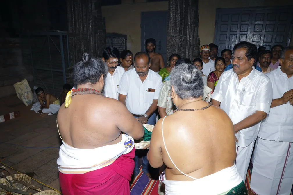 பாலாலயம் அருள்மிகு மீனாட்சி சுந்தரேசுவரர் திருக்கோயில்
மதுரை.
இத்திருக்கோயிலின் கிழக்கு இராஜகோபுரம், மேற்கு, வடக்கு, தெற்கு ஆகிய மூன்று ஒன்பதுநிலை கோபுரங்கள் மற்றும் அம்மன் ஏழுநிலை கோபுரத்திற்கு ஆக மொத்தம் ஐந்து கோபுரங்களுக்கும் வருகின்ற 04.09.2023 ஆவணி 18ஆம் தேதி பாலாலயம் கீழ்கண்ட நிகழ்ச்சி நிரலின்படி நிகழ்த்தப்படவுள்ளது. பாலஸ்தாபன நிகழ்ச்சி நிரல்
ஆவணி 17 (03.09.2023 ஞாயிற்றுக்கிழமை)
காலை 8.30 மணி முதல் 11.00 மணி வரை
மாலை 6.05 மணி முதல் 8.30 மணி வரை
ஆவணி 18 (04.09.2023 திங்கட்கிழமை)
காலை 7.15 மணிக்கு காலை 9.05 மணிக்கு
காலை 9.30 மணி மணிக்கு மேல்
10.15 மணிக்குள்
அனுக்ஞை, யஜமான ஸங்கல்பம், விக்னேச்வர பூஜை, புண்யாஹவாசனம், மஹாகணபதி ஹோமம், நவக்ரஹ ஹோமம், த்ரவ்யாஹீதி, பூர்ணாஹீதி, தீபாராதனை நடைபெறும்.
விக்னேச்வர பூஜை, புண்யாஹவாசனம், அங்குரார்பணம், ரக்ஷாபந்தனம், கும்பாலங்காரம், ராஜகோபுரங்கள் கலாகர்ஷணம், முதற்கால யாகபூஜை, மஹாகணபதி ஹோமம், நவக்ரஹ த்ரவ்யாஹீதி, பூர்ணாஹீதி, தீபாராதனை, பிரசாதம் வழங்குதல்.
விக்னேச்வர பூஜை, புண்யாஹவாசனம், இரண்டாம் காலயாக பூஜை, த்ரவ்யாஹீதி மஹாபூர்ணாஹீதி, தீபாராதனை உடன் கலசங்கள் புறப்பாடு
அருள்மிகு மீனாட்சி சுந்தரேசுவரர் சுவாமி திருக்கோயில் இராஜகோபுர பாலஸ்தாபன மஹாகும்பாபிஷேகம், மஹா தீபாராதனை, பிரசாதம் வழங்குதல்.